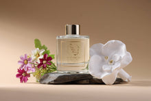 Load image into Gallery viewer, Golden Orchid Flower Diffuser Gift Set - White Orchid